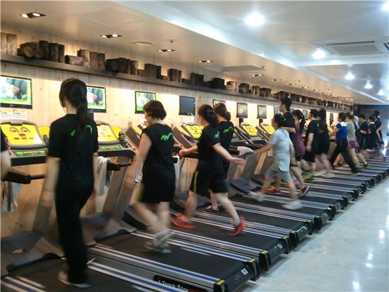서울 구로동의 한 피트니스센터에서 회원들이 러닝머신을 뛰고 있다.