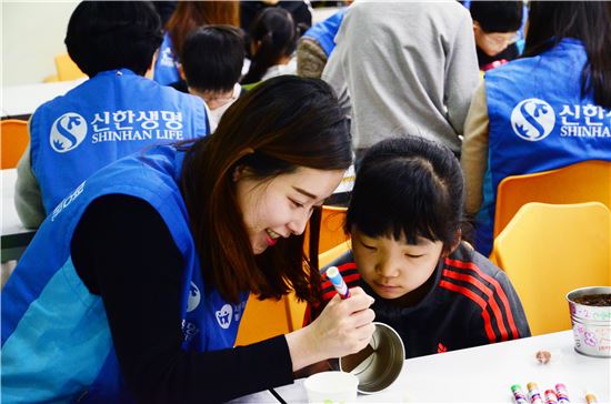 신한생명은 3월 한 달간 ‘기부(GIVE) 힐링 봉사대축제’ 기간으로 선정하고 다양한 봉사활동을 펼쳤다. 자원봉사자들이 이든아이빌 보육원을 방문하여 아이들과 화분을 만들고 있다.