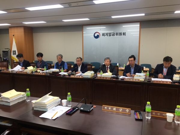 내년도 최저임금 법정 심의기한 마지막 날인 29일, 정부세종청사 고용노동부 최저임금위원회 전원회의실에서 브리핑이 열리고 있다. 이날 자정무렵까지 6차 전원회의가 이어졌지만 최저임금 합의는 결렬됐다.