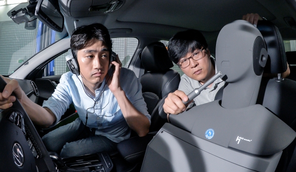 현대∙기아자동차가 카카오의 인공지능(AI) 플랫폼 ‘카카오 I(아이)’의 음성인식을 활용한 '서버형 음성인식' 기술 개발을 완료하고, 9월 출시 예정인 제네시스 G70에 처음 적용한다고 24일 밝혔다. 사진은 현대기아차 연구원들이 ‘서버형 음성인식’ 기술에 대한 각종 테스트를 진행하고 있는 모습.ㅣ사진=현대차