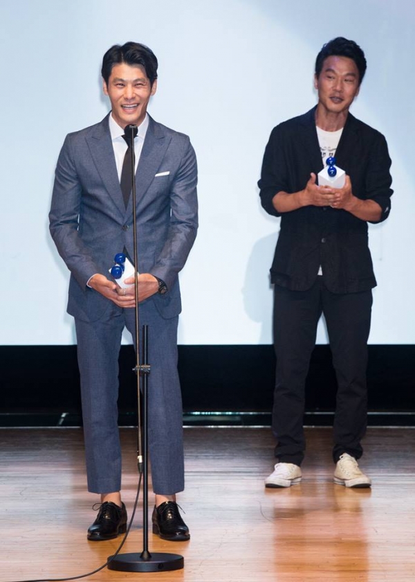 부천국제판타스틱영화제에서 상영된 영화 ‘연기의 중력’의 두 남자 주연배우 오륭과 류성현이 남우주연상을 수상했다. 제공 | 키위미디어그룹