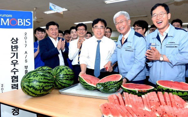 경기도 안산에 소재한 ㈜대원산업에서 현대모비스가 수박을 나누는 모습. 앞 줄 중앙(현대모비스 통합구매담당 조성진 이사), 오른쪽에서 두 번째(대원산업 허재명 대표이사).ㅣ현대모비스
