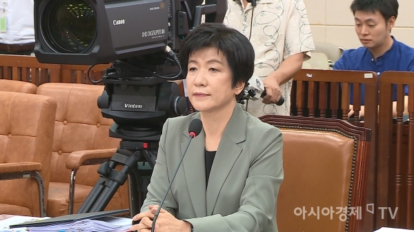 11일 국회 환경노동위원회에서 김영주 고용노동부 장관 후보자 인사청문회가 열리고 있다.