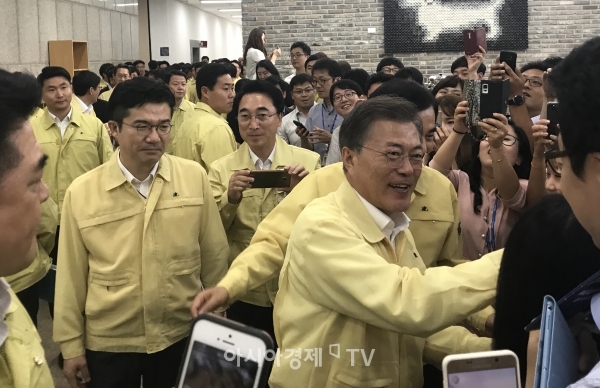 문 대통령은 22일 취임 후 첫 부처 업무보고를 받았다. 사진은 정부과천청사에서 업무보고를 마치고 청사를 빠져나가는 모습.
