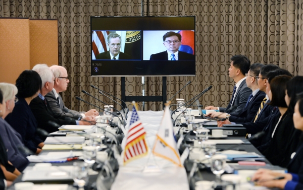 22일 서울 롯데호텔에서 산업통상자원부와 미국 무역대표부(USTR)의 한미 FTA 공동위원회 특별회기가 열리고 있다. 이날 양국 수석대표인 김현종 통상교섭본부장과 로버트 라이트하이저 무역대표부 대표가 영상회의를 하고 있다. [출처|산업통상자원부]