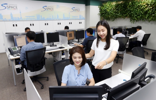 신한금융그룹은 창립 16주년을 맞아 오는 9월 1일부터 전 계열사가 유연근무제를 동시 시행한다고 30일 밝혔다. 제공ㅣ신한금융그룹