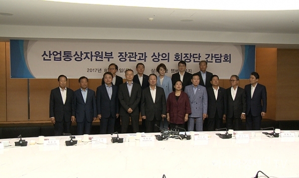 오늘(31일) 백운규 산업통상자원부 장관(이하 산업부)는 대한상공회의소에서 박용만 대한상의 회장을 비롯한 상공회의소 회장단 14명과 조찬 간단회를 가졌습니다. 출처 | 조무강 기자