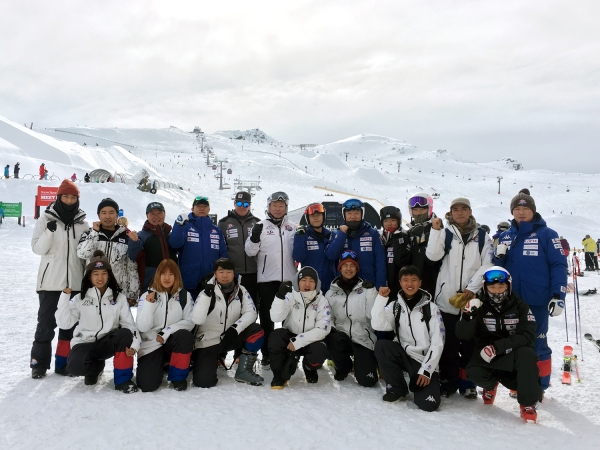 롯데그룹은 13일 신동빈 회장이 스키 국가대표 선수단을 격려하기 위해 뉴질랜드 전지훈련 캠프장을 방문했다고 밝혔다. 제공ㅣ롯데그룹
