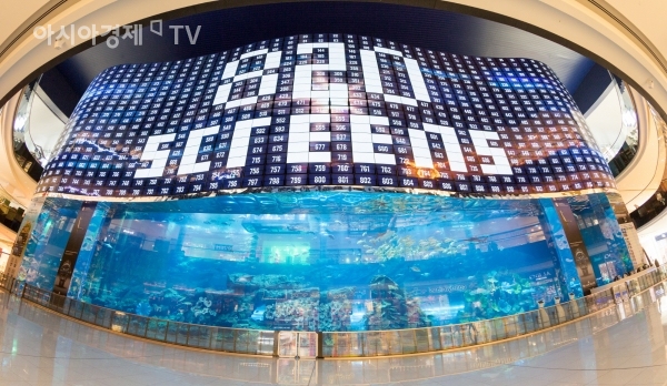 LG전자는 세계 최대 규모의 쇼핑몰인 아랍에미리트 두바이몰(Dubai Mall)에 55형 올레드 820장을 사용해 가로 50미터, 세로 14미터의 크기의 초대형 '올레드 사이니지'를 설치했다고 13일 밝혔다. 제공ㅣLG전자.