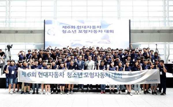 현대자동차(주)는 14일 중·고등학생들을 대상으로 교육부와 한국잡월드의 후원을 받아 개최한 ‘제 6회 현대자동차 청소년 모형자동차 대회’가 지난 13일(일) 한국잡월드(경기도 성남시 소재)에서 열린 결선 대회를 끝으로 대장정을 마쳤다고 밝혔다. 제공ㅣ현대차
