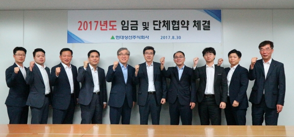 유창근 현대상선 사장(왼쪽에서 다섯 번째)과 윤갑식 해원노조위원장(왼쪽에서 여섯 번째)이 임단협을 체결하고 관계자들과 함께 조기 경영정상화를 다짐했다. 제공ㅣ현대상선.