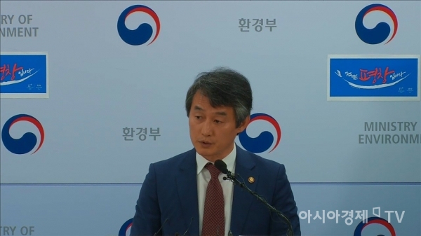 4일 정부세종청사 환경부 기자실에서 안병옥 차관이 경북 성주 사드 기지에 대한 소규모 환경영향평가 조건부 동의 배경을 설명하고 있다. [출처|이브리핑]