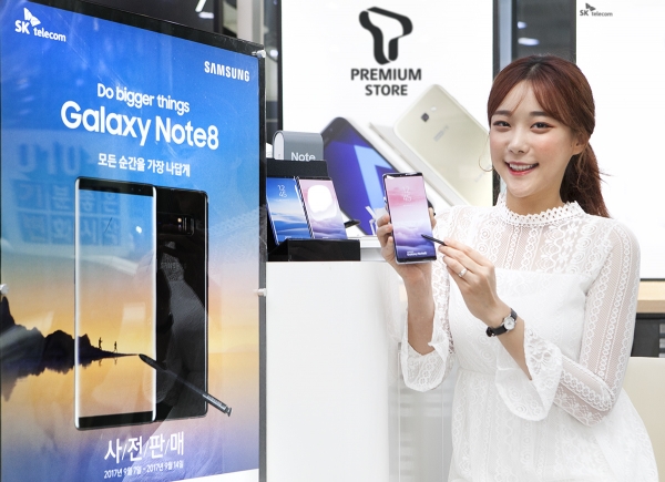 SK텔레콤이 갤럭시노트8 사전예약 고객을 위해 최대 900Mbps급 속도를 지원하는 ‘4.5G 서비스’와 최대 76만원의 할인 혜택 등 사전예약 특전을 7일부터 선보인다.