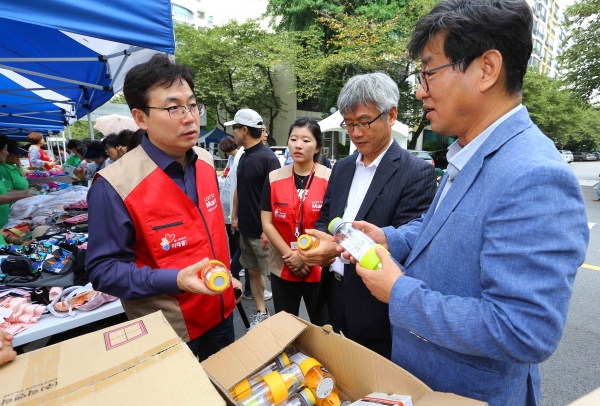 롯데마트와 녹색소비자연대전국협의회가 지난 7일 나눔이 그린 바자회를 열었다. 제공 | 롯데마트
