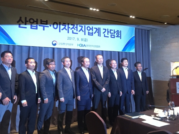 8일 오전 팔레스호텔에서 백운규 산업통상자원부 장관과 이차전지 업계가 간담회를 가졌다.