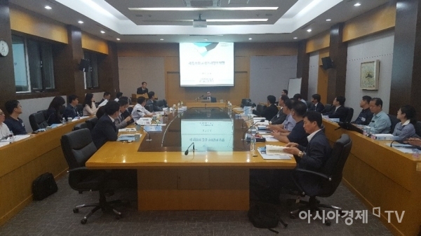 ‘2017 전문분야 법학 연구과정 제 36기·공정거래법 과정 제 13기’ 첫 강의가 8일 서울대학교 경쟁법센터에서 열리고 있다.