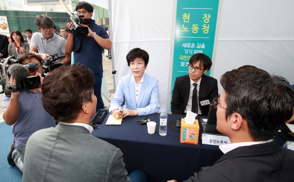 12일 김영주 고용노동부 장관이 서울역 광장에서 열린 서울 현장노동청 개청식에 참석해 시민들과 이야기를 나누고 있다. [출처|고용노동부]