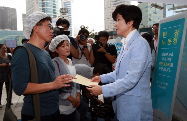 12일 김영주 고용노동부 장관이 서울역 광장에서 열린 서울 현장노동청 개청식에 참석해 시민들과 이야기를 나누고 있다. [출처|고용노동부]