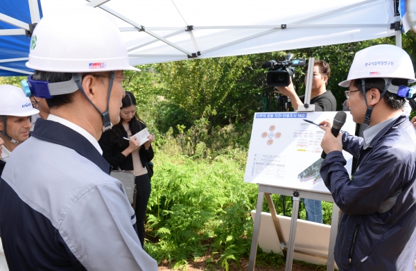 12일 백운규 산업통상자원부 장관dl 신중호 지질자원연구원장, 허민 대한지질학회장, 토마스 리커트(Thomas Riekert) 독일 원자로안전위 위원, 박양기 한수원 월성원자력 본부장과 함께 지질자원연구원에서 수행하고 있는 경주시 내남면 '경주지역 단층조사 현장'을 방문해 현장 직원의 설명을 듣고 있다. [출처|산업통상자원부]
