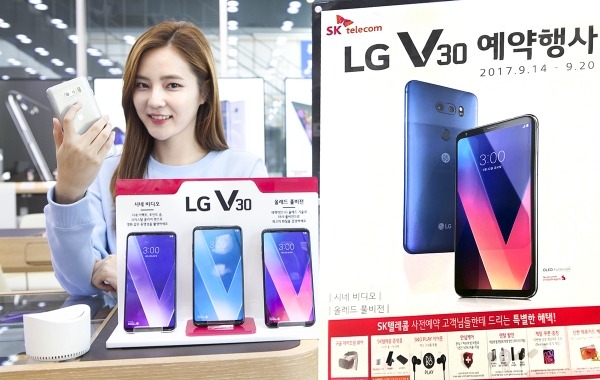 SK텔레콤이 LG V30을 미리 체험해보고 싶은 고객을 위해 전국 850여 개 SK텔레콤 공식인증매장에서 체험존을 운영하고 14일부터 사전예약에 돌입한다.