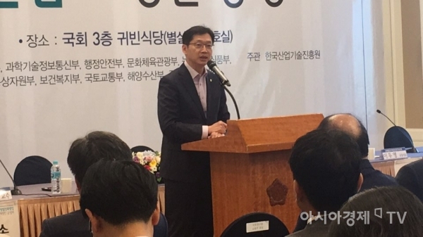 15일 국회에서 대통령 직속 지역발전위원회와 산업통상자원중소벤처기업위원회 장병완 위원장실, 홍익표·김경수 의원실 주최로 국가균형발전특별법 개정안 공청회가 열린 가운데 김경수 의원이 인사말을 하고 있다.