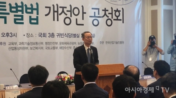 15일 국회에서 대통령 직속 지역발전위원회와 산업통상자원중소벤처기업위원회 장병완 위원장실, 홍익표·김경수 의원실 주최로 국가균형발전특별법 개정안 공청회가 열린 가운데 백운규 산업통상자원부 장관이 인사말을 하고 있다.