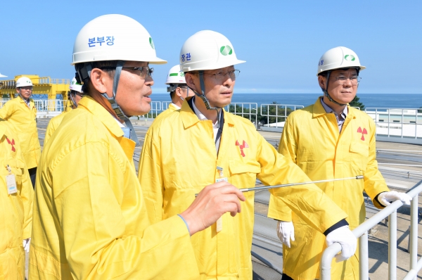 백운규 산업통상자원부 장관이 12일 한국수력원자력 월성발전본부를 방문해 이관섭 한수원 사장, 박양기 월성원자력본부장, 전종하 월성원전 제1발전소장의 안내에 따라 사용후핵연료 건식저장시설을 둘러보고 있다. [출처|산업통상자원부]