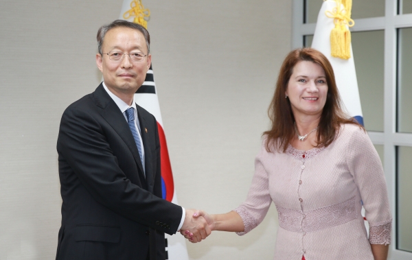 백운규 산업통상자원부 장관이 20일 서울 외교부청사 별관 집무실에서 아셈(ASEM) 경제장관회의 참석차 방한한 안 린데(Ann Linde) 스웨덴 외교부 통상담당장관과 면담을 갖고 한-스웨덴 교역 및 투자 확대와 보호무역주의 대응 등 양국간 경제협력 방안에 관해 의견을 교환하고 있다. [출처|산업통상자원부]