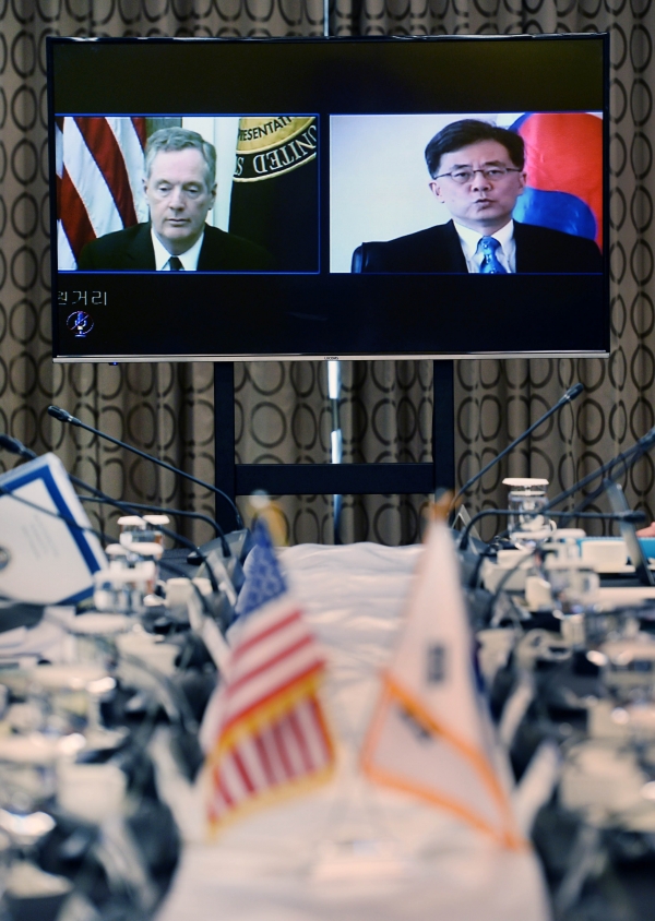 8월22일 서울에서 한미 FTA 제1차 공동위원회 특별회기가 열린 가운데 김현종 통상교섭본부장과 로버트 라이트하이저 미 무역대표부(USTR)대표가 영상회의를 하고 있다. [출처|산업통상자원부]