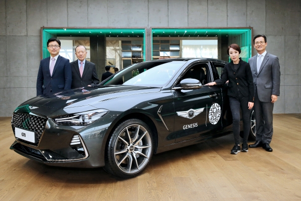 G70 옆에서 기념 촬영을 하고 있는 김동호 이사장, 강수연 집행위원장, 이광국 국내영업본부장, 류창승 국내마케팅실장의 모습(좌에서 우). 제공ㅣ제네시스