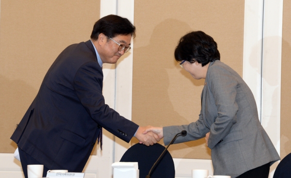 25일 국회 귀빈식당에서 열린 미세먼지 저감 대책 마련 당정협의에서 우원식 더불어민주당 원내대표(왼쪽)와 김은경 환경부 장관이 인사를 하고 있다.[출처=더불어민주당]