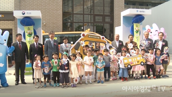 환경부가 서울 마포구 소재 유치원에서 '어린이 통학용 LPG차 전달식'을 진행했다.