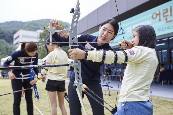 현대모비스는 지난 23일 마북에 위치한 현대모비스 양궁장에서 용인 지역 초등학생 40명을 대상으로 첫 양궁교실을 개최했다고 28일 밝혔다. 제공ㅣ현대모비스