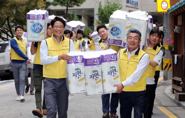 강영국 대림산업 대표이사(우측)와 대림산업 임직원들이 종로구 기초생활수급자와 임대주택 가정에 휴지를 배달하고 있다. 제공 | 대림산업