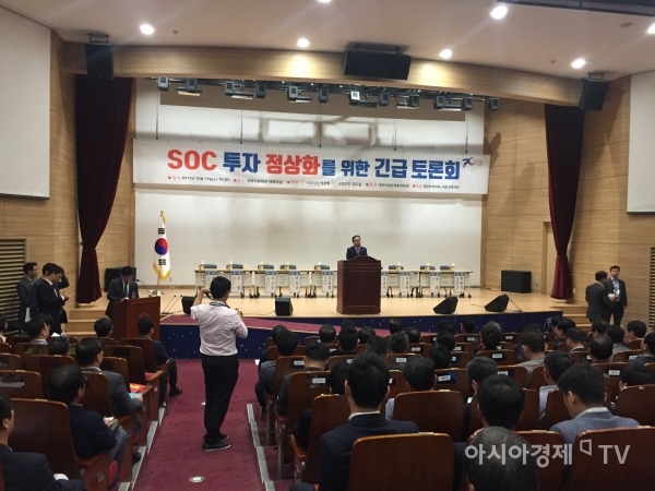 11일 오전 국회의원회관 대회의실에서 이우현-김도읍 의원의 주최로 'SOC 투자 정상화를 위한 토론회'가 열렸다.