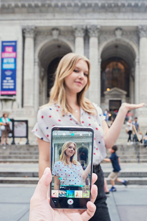 LG전자는 13일 미국 5대 이동통신사 모두를 통해 LG V30 출시를 완료한다. 뉴욕 공립 도서관에서 모델이 LG V30로 촬영을 하고 있다. 제공| LG전자