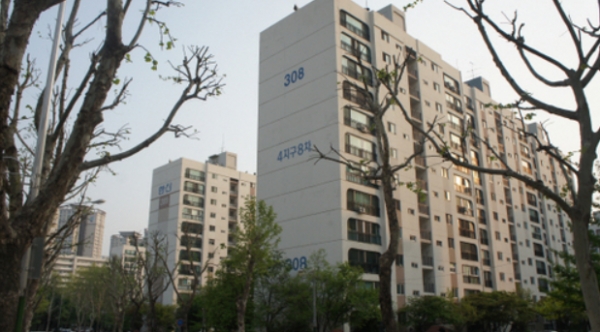 GS건설이 공사비 1조원 규모인 서울 서초구 한신4지구 재건축 공사 수주에 성공했다.