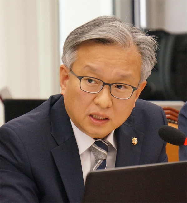 16일 산업통상자원중소벤처기업위원회 소속 권칠승 더불어민주당 의원은 강남훈 홈앤쇼핑 대표이사를 증인으로 불러 이인규 변호사의 인사청탁이 있다고 주장했다. 제공ㅣ권칠승 의원실