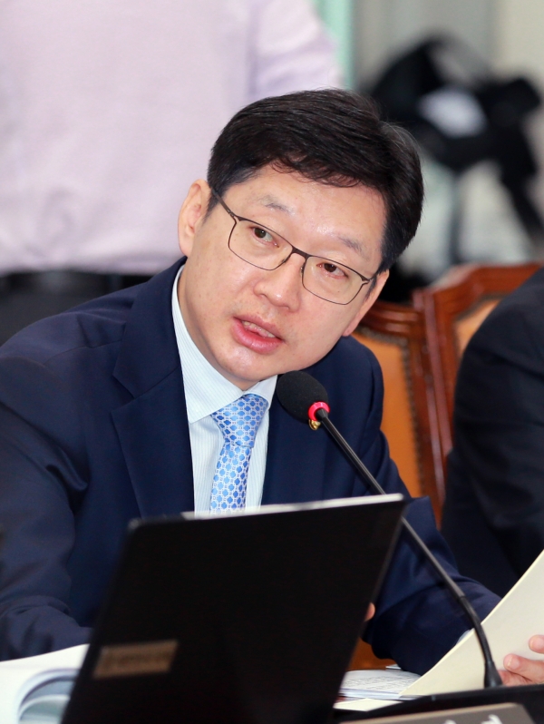 산업통상자원부 국정감사에서 질의중인 김경수 의원 [출처|산업통상자원부]
