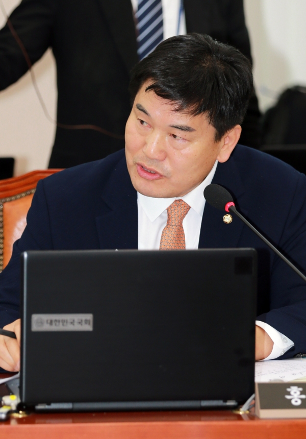 국회 산업통상자원중소벤처위원회 소속 홍의락 의원이 산업통상자원부 국정감사에서 질의를 하고 있다. [출처|산업통상자원부]
