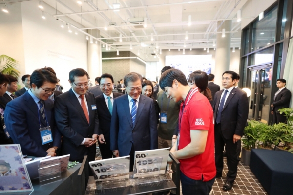 18일 새정부의 일자리 로드맵이 발표된 가운데 문재인 대통령이 성수동 헤이그라운드를 둘러보고 있다. [출처|청와대]