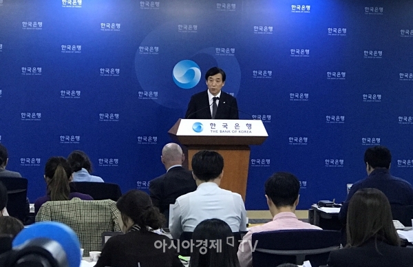 한국은행 이주열 총재가 19일 금융통화위원회 회의를 마치고 열린 기자간담회에서 브리핑을 하고 있다.