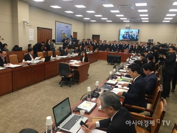 23일 국회 산업통상자원중소벤처기업위원회의 산업통상자원부 산하 한전, 한국전력거래소 등에 대한 국정감사가 열리고 있다.