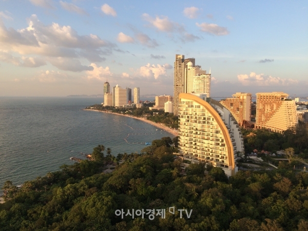 물이 더럽다는(?) 파타야도 새로이 리조트형 호텔들이 속속 오픈해 관람객들을 반긴다. 지평선을 바라보며 넓은 인피니티 풀 안에서 여유로이 수영할 수 있는데다 가격도 저렴하니 안 갈 도리가 없다.