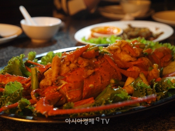 태국이라고 시푸드가 싸지만은 않다. 해변가 근사한 야외 레스토랑이라면 꽤 비싼 메뉴판을 보게 될 것이다.