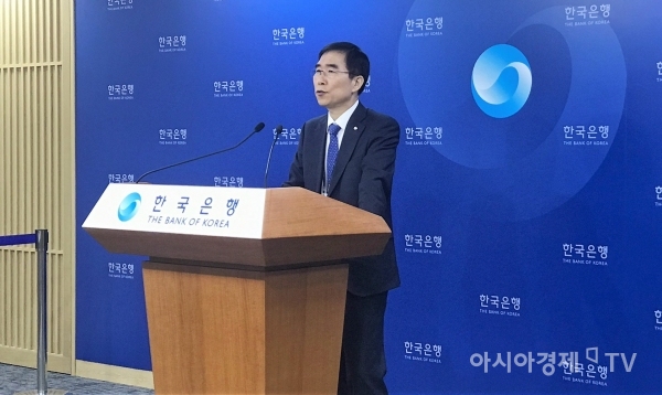 정규일 한국은행 경제통계국장이 26일 오전 한국은행에서 올해 3분기 실질 국내총생산 기자설명회를 하고 있다.