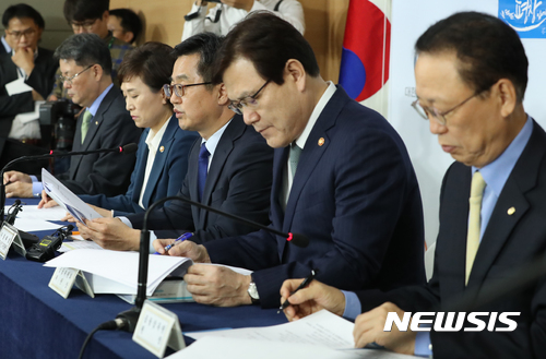 김동연 경제부총리 겸 기획재정부 장관이 지난 24일 오후 서울 종로구 정부서울청사에서 가계부채 종합대책을 발표하고 있다. [사진=뉴시스]