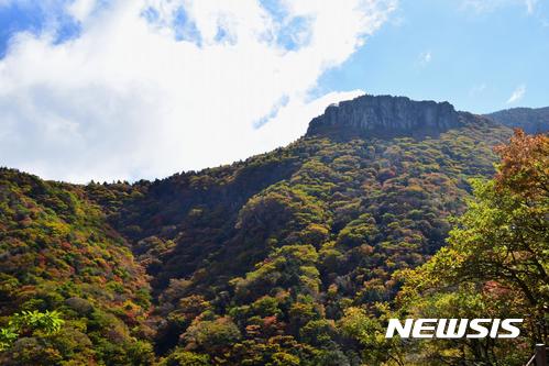 한라산 왕관릉 일대의 단풍. [사진=뉴시스]