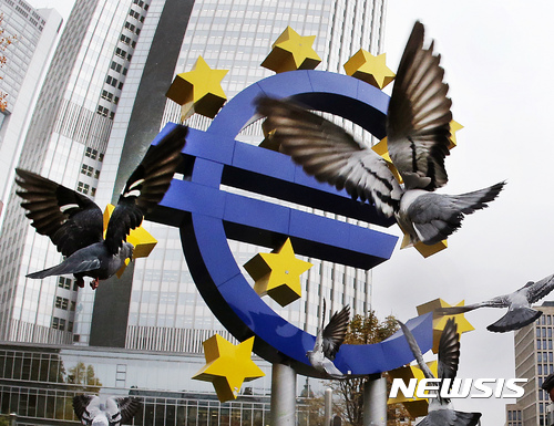 유럽중앙은행(ECB)은 26일(현지시간) 지난 9월 유로존(유로화 사용 19개국)의 총통화량(M3)이 전년대비 5.1% 증가한 것으로 나타났다고 발표했다. 유로존의 9월 현금성 통화량(M1, 현금과 보통예금)은 전년 대비 9.7% 늘어난 것으로 집계됐다. ECB의 구관 앞에 세워진 유로화 조각물 주위를 비둘기들이 날고 있다. [사진=뉴시스/AP]