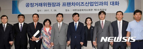 지난 7월 28일 대한상공회의소에서 열린 김상조 공정거래위원장과 프랜차이즈산업인과의 대화. [사진=뉴시스]